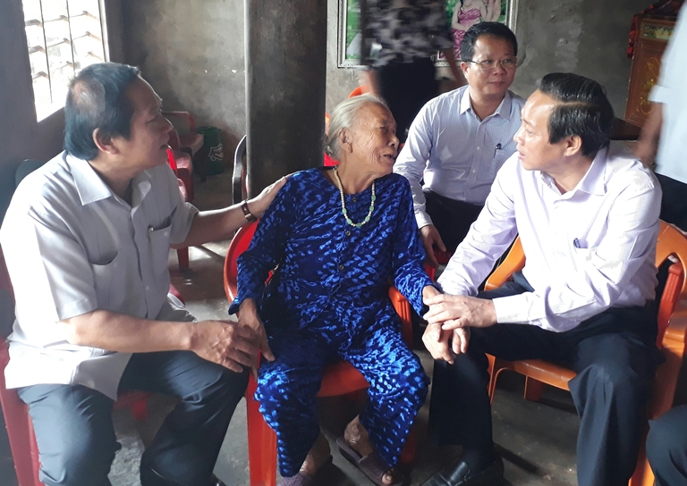 Đồng chí Bí thư Tỉnh ủy và đồng chí Bộ trưởng Bộ Thông tin-Truyền thông thăm, tặng quà người có công với cách mạng