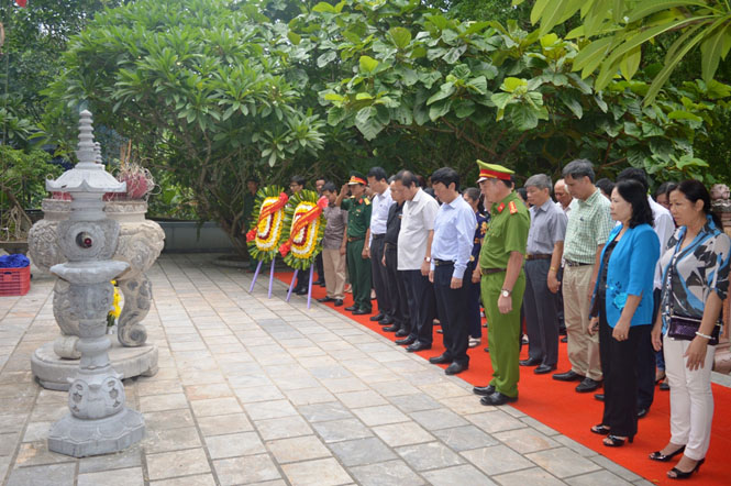 Bộ trưởng Bộ Thông tin và Truyền thông dâng hương, tri ân các anh hùng liệt sỹ tại hang Tám Cô