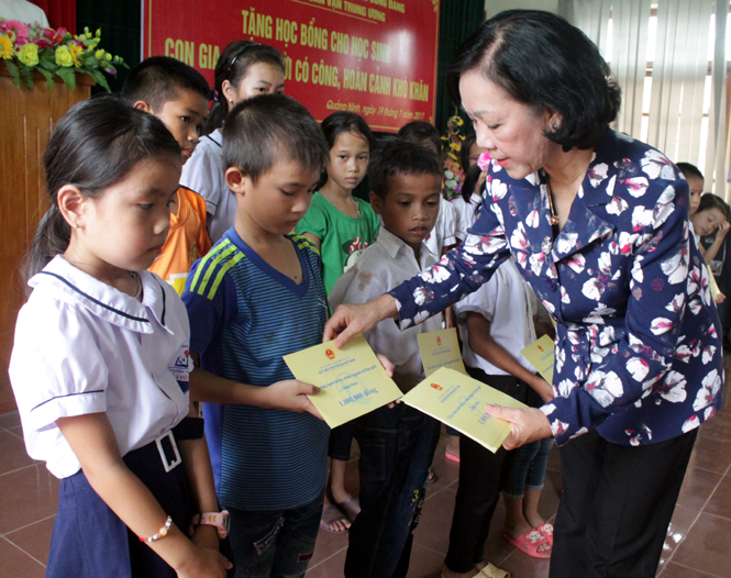 Đồng chí Trưởng ban Dân vận Trung ương trao 100 suất học bổng cho học sinh khó khăn