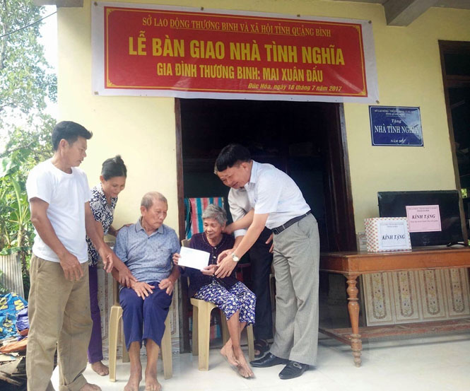 Trao tặng nhà tình nghĩa cho gia đình bệnh binh