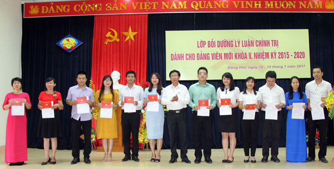 Đảng ủy Khối các cơ quan tỉnh: 85 học viên hoàn thành chương trình bồi dưỡng đảng viên mới