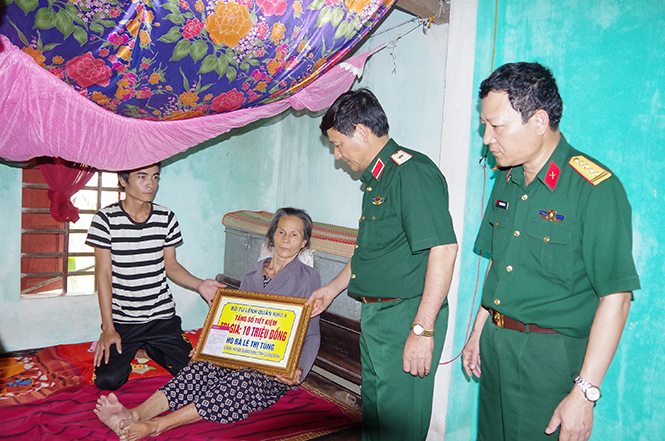 Lãnh đạo Quân khu 4 thăm, tặng quà cho đối tượng người có công