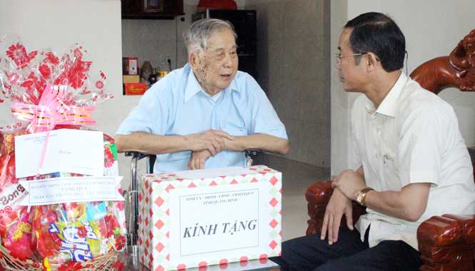Các đồng chí lãnh đạo tỉnh thăm và tặng quà các gia đình chính sách