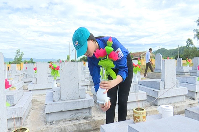 Tuyên Hóa: Gắn 1.366 bình hoa sen lên phần mộ các liệt sỹ