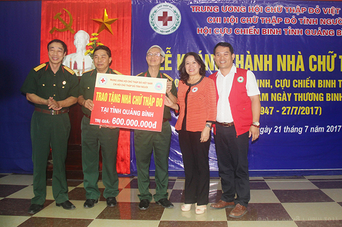 Khánh thành nhà "Chữ thập đỏ" và tặng quà thương binh, cựu chiến binh