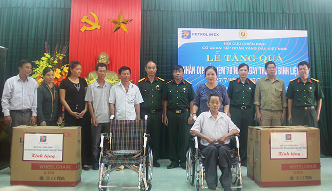 Hội CCB Tập đoàn Xăng dầu Việt Nam tặng 10 xe lăn cho thương, bệnh binh Quảng Bình