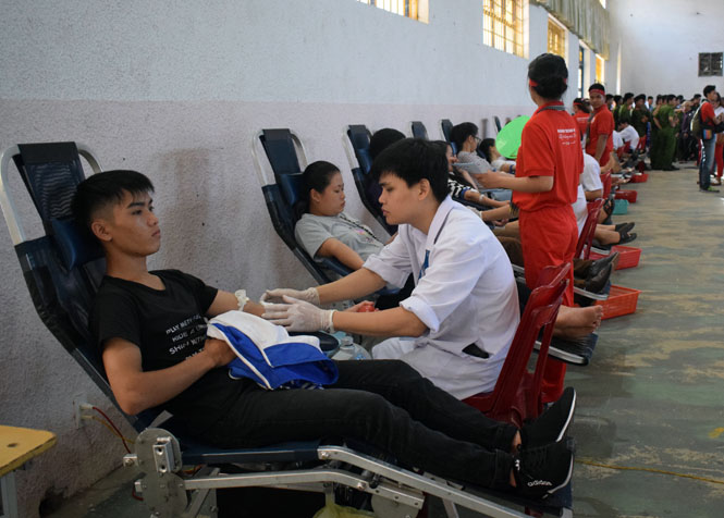 Tiếp nhận được gần 800 đơn vị máu trong ngày hội hiến máu