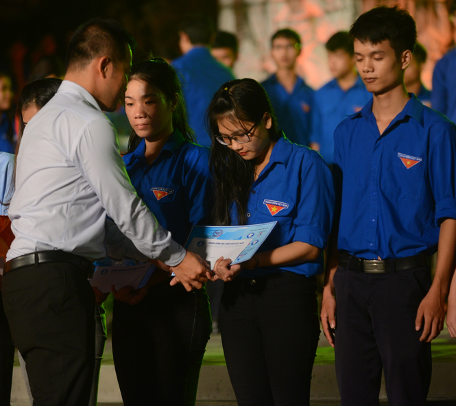 Trao 10 suất học bổng cho con thương binh, liệt sĩ