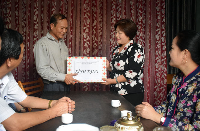 Các đồng chí lãnh đạo tỉnh thăm, tặng quà gia đình chính sách