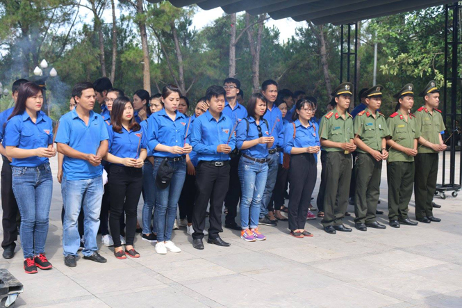 Tuổi trẻ Sở Y tế và Công an tỉnh: Tri ân các anh hùng liệt sỹ tại Quảng Trị