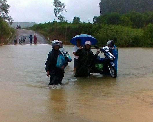 Xã Tân Hóa (Minh Hóa): Dân lại khiêng xe vượt lũ