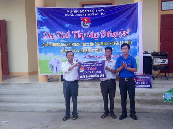 Bàn giao công trình thanh niên "Thắp sáng đường quê" tại thôn Xuân Bồ
