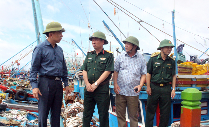Các đồng chí lãnh đạo UBND tỉnh kiểm tra công tác ứng phó bão số 4 tại các địa phương