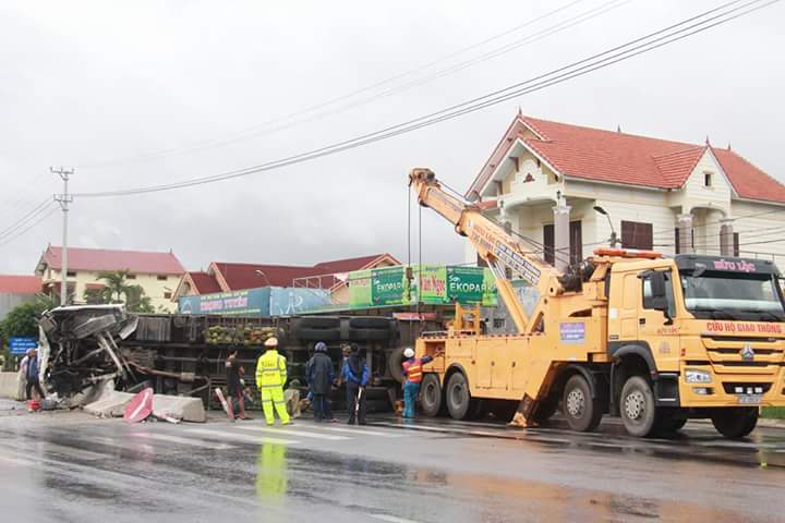 Bố Trạch: Xe tải lật ngang giữa đường