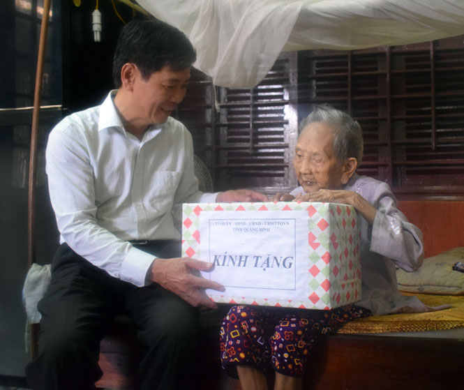 Đồng chí Bí thư Thành ủy Đồng Hới thăm, tặng quà các gia đình chính sách
