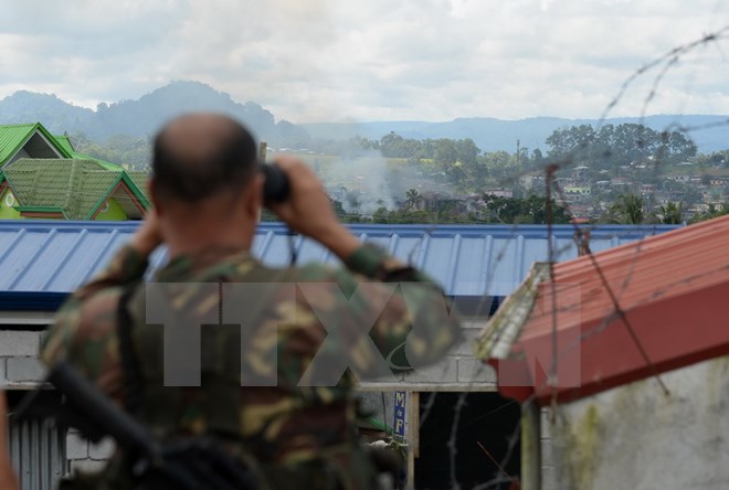 Philippines tạm dừng tấn công vào Marawi để đảm bảo an toàn con tin