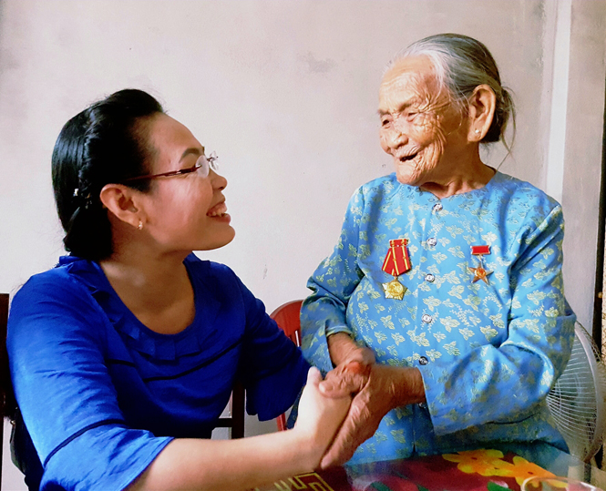 Hội Liên hiệp Phụ nữ tỉnh thăm, tặng quà Mẹ Việt Nam anh hùng