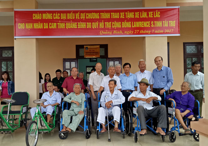 Trao tặng xe lăn, xe lắc cho Hội Nạn nhân chất độc da cam/dioxin tỉnh