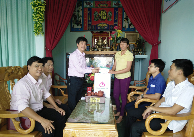 Tặng quà các gia đình liệt sĩ hy sinh tại đảo Gạc Ma