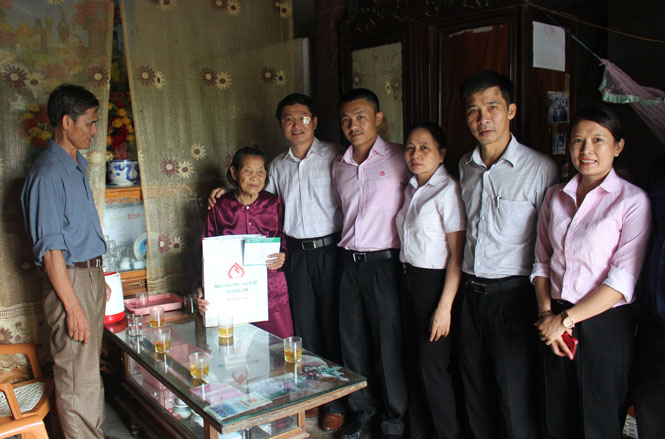 NHCSXH Quảng Bình thăm các gia đình chính sách