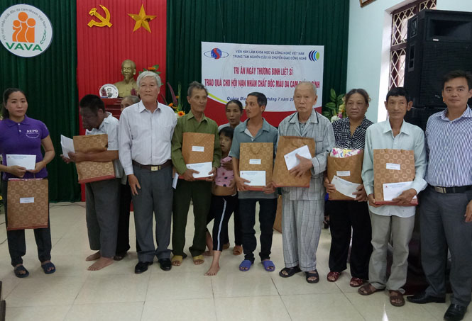 Tặng quà cho Trung tâm bán trú nạn nhân chất độc da cam