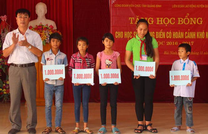 Để học sinh vùng biển yên tâm đến trường