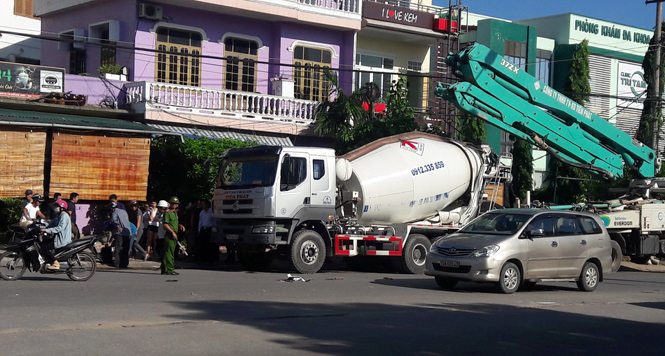 Qua đường, một phụ nữ bị xe ô tô đâm tử vong