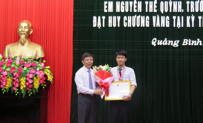 Trao thưởng em Nguyễn Thế Quỳnh-học sinh hai lần giành huy chương vàng Quốc tế