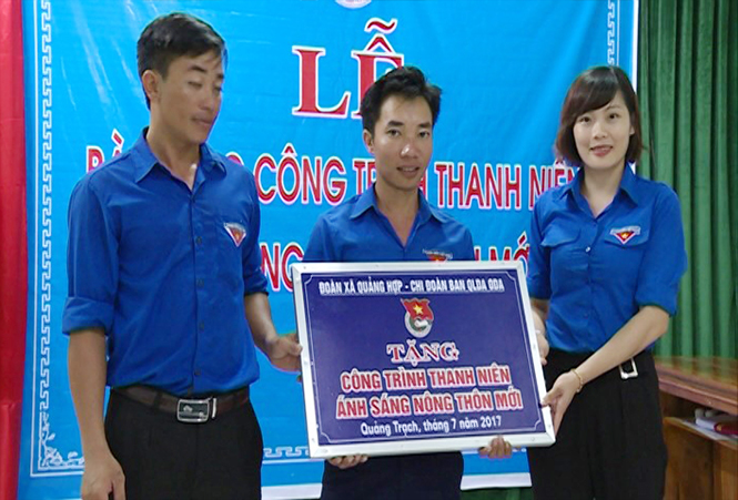 Bàn giao công trình thắp sáng đường quê