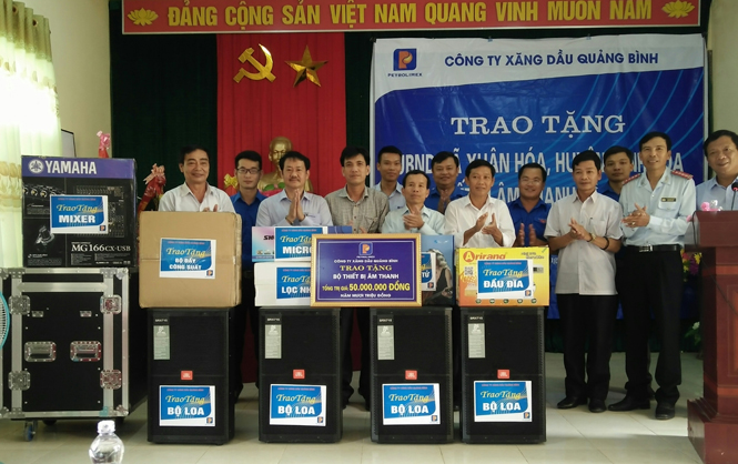 Công ty Xăng dầu Quảng Bình trao quà cho xã nghèo Xuân Hóa
