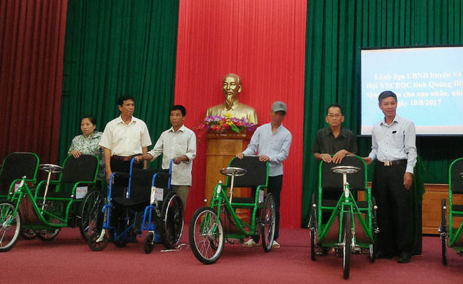 Minh Hóa: 55 suất quà đến với nạn nhân chất độc da cam