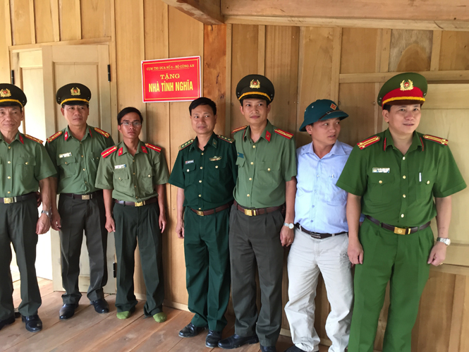 Bàn giao nhà tình nghĩa cho gia đình thiếu úy Đinh Nuôn
