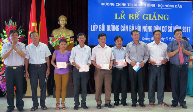Bế giảng lớp bồi dưỡng cán bộ Hội Nông dân năm 2017