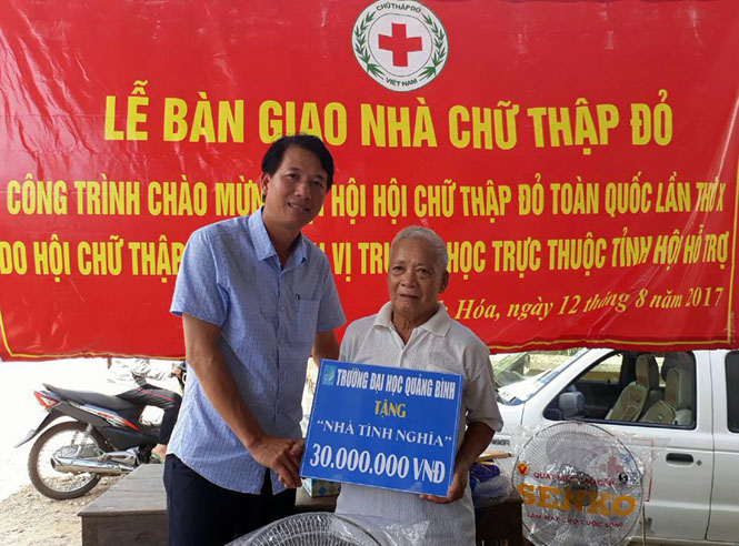 Trao nhà tình nghĩa cho hộ gia đình có hoàn cảnh khó khăn