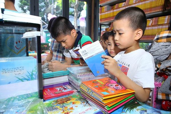 Tác phẩm văn học giúp tìm hiểu kiến thức khoa học như thế nào?
