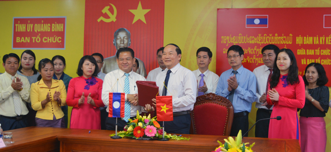 Ban Tổ chức Tỉnh ủy Quảng Bình và Ban Tổ chức tỉnh Khăm Muộn (Lào): Hội đàm và ký kết biên bản hợp tác