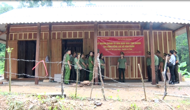 Khánh thành nhà tình nghĩa cho cán bộ công an có hoàn cảnh khó khăn