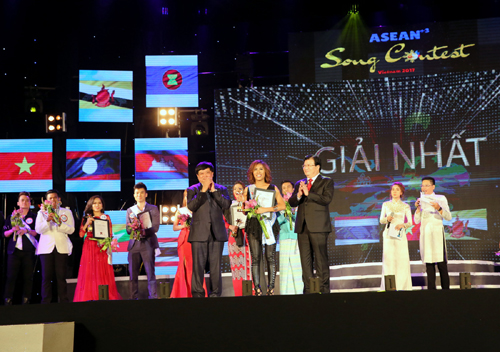 Phó Thủ tướng trao giải cuộc thi "Tiếng hát ASEAN + 3"
