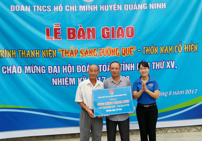 Huyện đoàn Quảng Ninh bàn giao công trình "Thắp sáng đường quê"