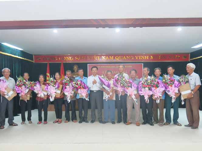 Trao trả 421 hồ sơ, tài liệu cho cán bộ đi B tỉnh Quảng Bình