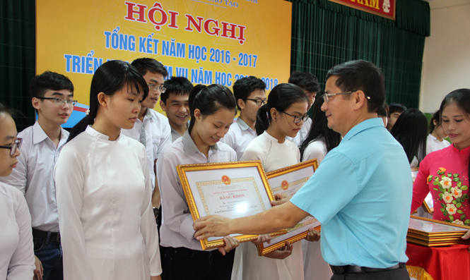 Tuyên dương, khen thưởng thành tích năm học 2016-2017