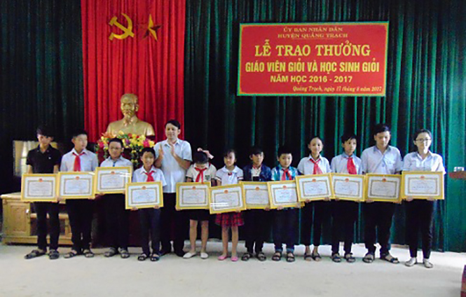 Quảng Trạch: Trao thưởng cho giáo viên, học sinh giỏi năm học 2016-2017