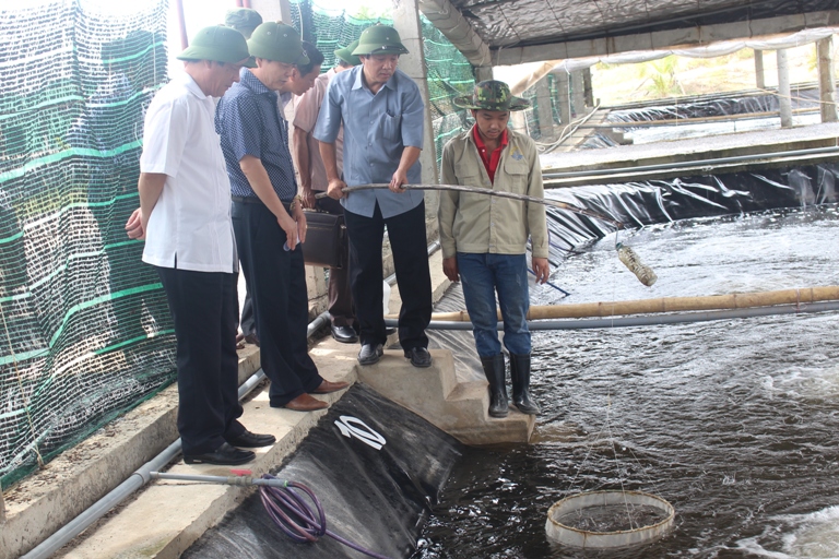 Đồng chí Bí thư Tỉnh uỷ kiểm tra tình hình cơ sở tại TP. Đồng Hới và huyện Quảng Ninh