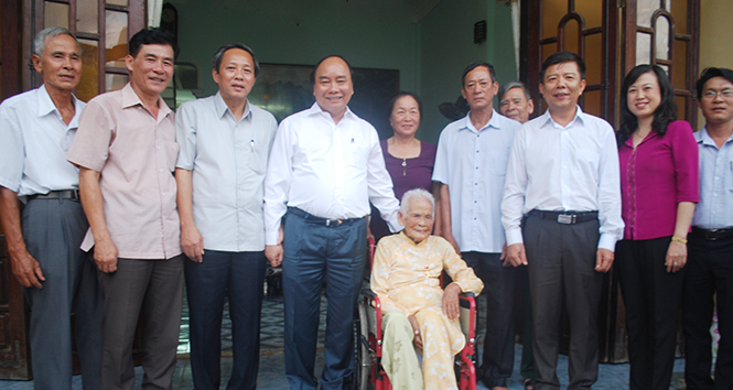 Thủ tướng Chính phủ Nguyễn Xuân Phúc thăm,  tặng quà các Mẹ Việt Nam anh hùng tại TP. Đồng Hới