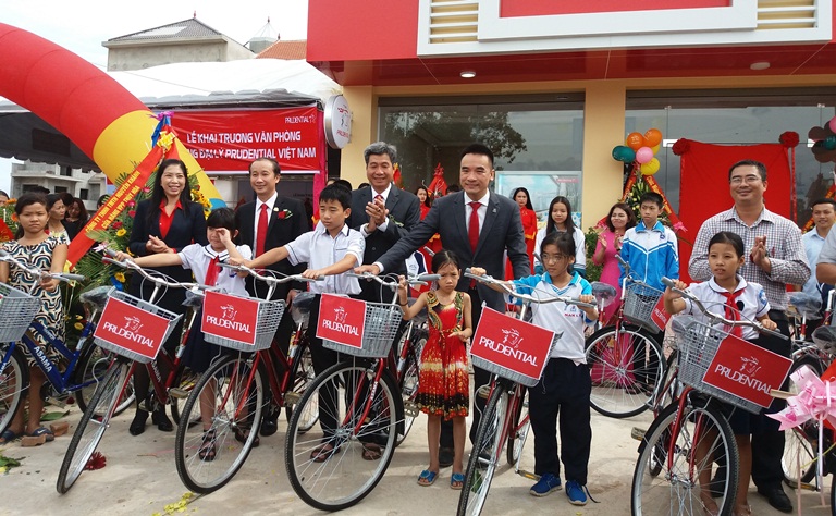 Khai trương Văn phòng Tổng đại lý Prudential và trao học bổng cho học sinh nghèo