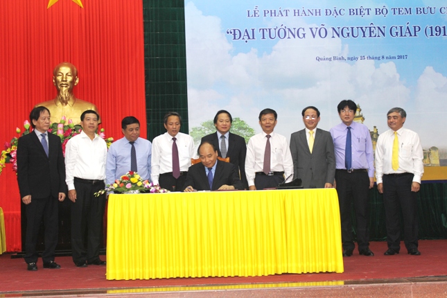 Phát hành đặc biệt bộ tem bưu chính "Đại tướng Võ Nguyên Giáp (1911-2013)"
