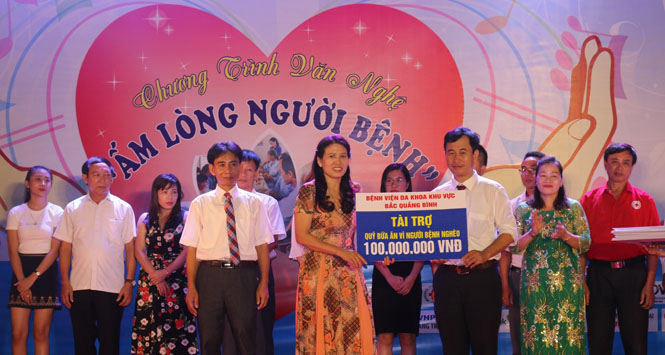 Hơn 300 triệu đồng huy động được từ chương trình văn nghệ "Ấm lòng người bệnh"