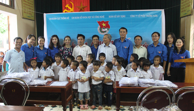 Tặng áo trắng cho học sinh bản Khe Ngát nhân dịp khai giảng năm học mới