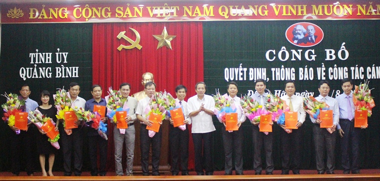 Thường trực Tỉnh ủy: Trao quyết định điều động, bổ nhiệm, chuẩn y 12 cán bộ chủ chốt
