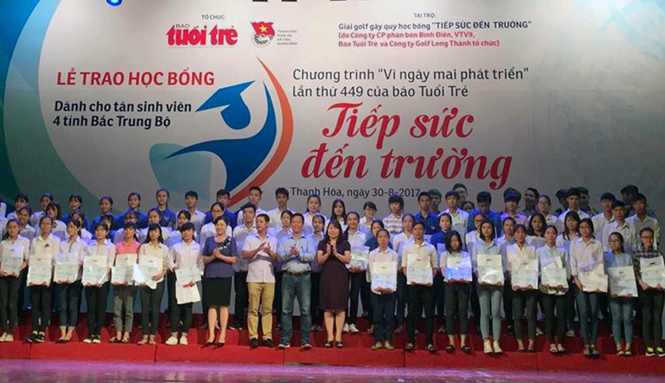 Trao 28 suất học bổng cho các tân sinh viên có hoàn cảnh khó khăn